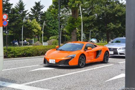 Godzilla y japonesas en bikini
