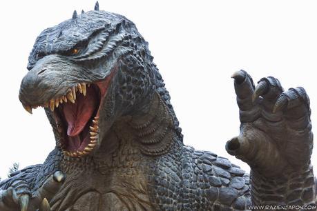 Godzilla y japonesas en bikini