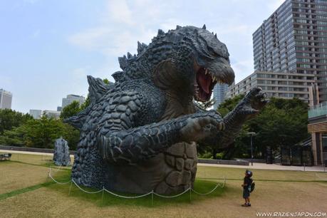 Godzilla y japonesas en bikini