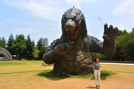 Godzilla y japonesas en bikini
