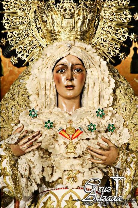 La Esperanza Macarena con el broche pastoreño.