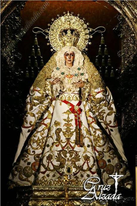 La Esperanza Macarena con el broche pastoreño.