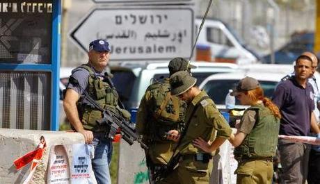 Al menos un civil muerto en un atentado con una excavadora contra un autobús en Jerusalén