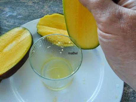 Como pelar un mango con un vaso