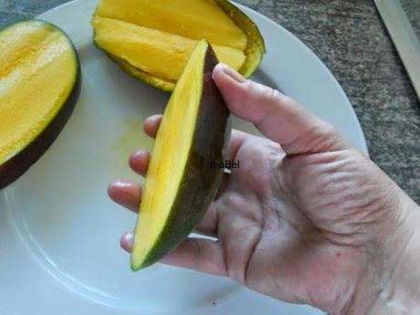 Como pelar un mango con un vaso