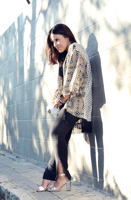 kimono_pull_and_bear-black_jeans-silver_heels-folk_accesories-outfit-street_style kimono_look