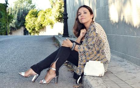 kimono_pull_and_bear-black_jeans-silver_heels-folk_accesories-outfit-street_style kimono_look