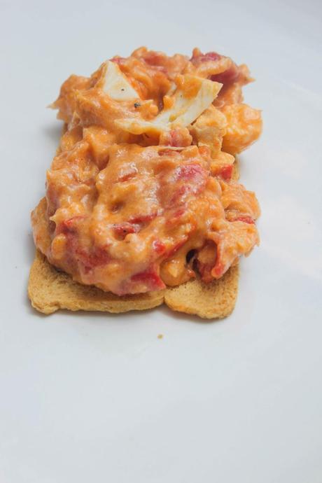 Tosta crujiente de huevos rellenos