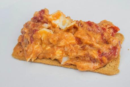 Tosta crujiente de huevos rellenos