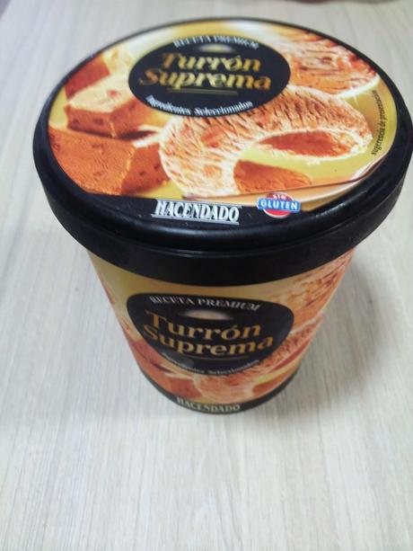 Foto de una tarrina de helado Foto de una tarrina de helado de turrón