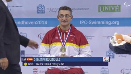 Chano Rodríguez bate a rivales 40 años más jóvenes para colgarse el primer oro