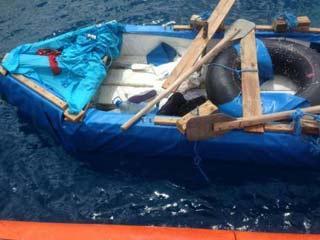 Embarcación de espuma de polietileno, donde presuntamente viajaron los seis inmigrantes rescatados el miércoles en Key Biscayne. Foto: Servicio Guardacostas