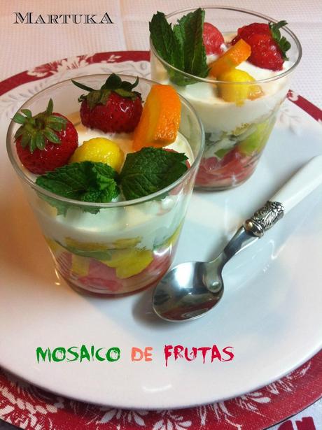 Mosaico De Frutas Con Yogur Griego