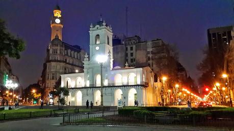 Noche de Invierno en Buenos Aires, caminando una plaza histórica.