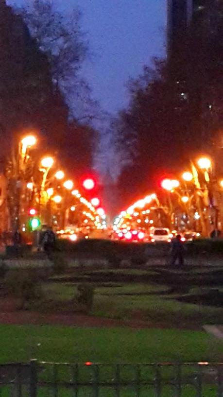 Noche de Invierno en Buenos Aires, caminando una plaza histórica.