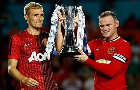 Darren Fletcher (izq.) y Wayne Rooney exhiben la Copa que ganaron con el Manchester United en EE. UU.