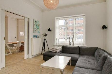 97 m² en el centro de Aalborg, Dinamarca muebles de diseño estilo nórdico diseño danés decoración nórdica decoración de interiores nórdicos decoración danesa cocinas pequeñas blancas modernas blog decoración nórdica 49m² de blanco estilo nórdico con toques exóticos y vintage