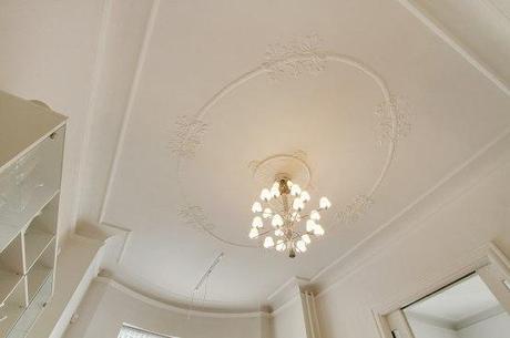 97 m² en el centro de Aalborg, Dinamarca muebles de diseño estilo nórdico diseño danés decoración nórdica decoración de interiores nórdicos decoración danesa cocinas pequeñas blancas modernas blog decoración nórdica 49m² de blanco estilo nórdico con toques exóticos y vintage