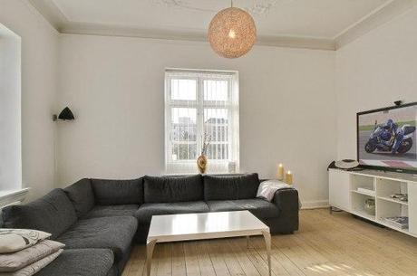 97 m² en el centro de Aalborg, Dinamarca muebles de diseño estilo nórdico diseño danés decoración nórdica decoración de interiores nórdicos decoración danesa cocinas pequeñas blancas modernas blog decoración nórdica 49m² de blanco estilo nórdico con toques exóticos y vintage