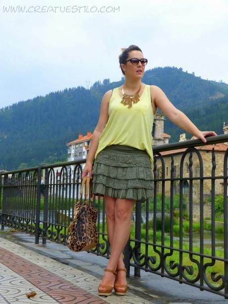 Look con falda kaki y bolso de leopardo (8)