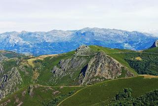 Teverga, ascensión al pico Ferreirúa, vista de la sierra del Aramo