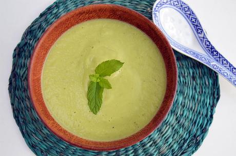 Sopa de aguacate y menta