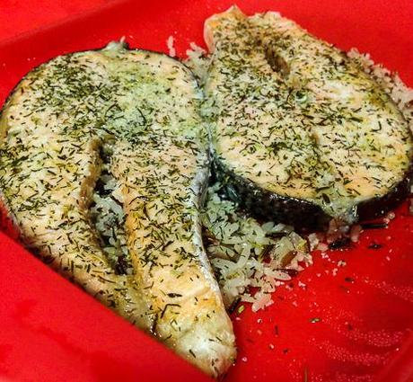 Salmón cocinado con hierbas en estuche silicona Lekue