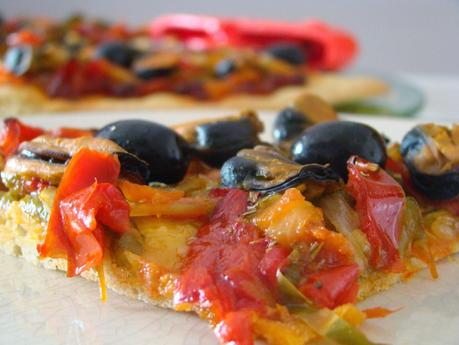 PIZZA DE VERDURAS CON SOBRASADA, MEJILLONES Y ACEITUNAS