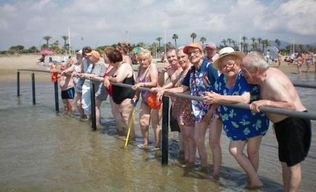 Gimnasia en el mar para personas con movilidad reducida en las playas de Castelló