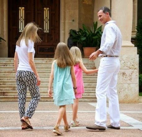 Dña. Letizia y sus hijas, tres melenas casi idénticas