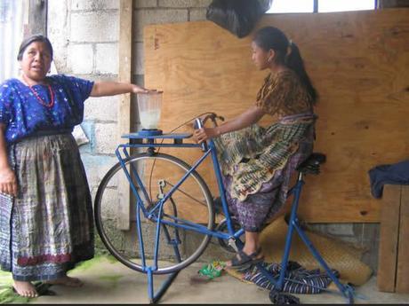 Bicicletas recicladas convertidas en útiles máquinas que no consumen electricidad