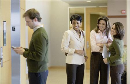 primero que una mujer mira en un hombre