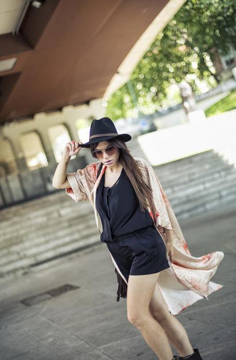 street style barbara crespo kimono front row shop sendra boots jumpsuit black fashion blogger outfit blog de moda