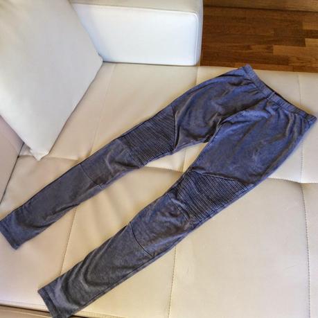 Leggins, camiseta, mallas de deporte y cuaderno con estuche de Primark