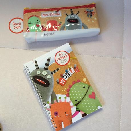 Leggins, camiseta, mallas de deporte y cuaderno con estuche de Primark