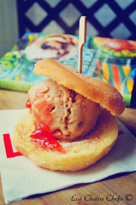 Helado de crema de cacahuete con bacon caramelizado y mermelada de fresa