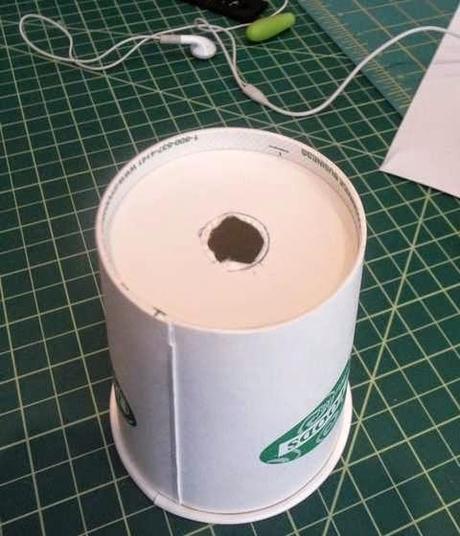 ALTAVOZ HECHO CON UN VASO DE PAPEL Y CARTON