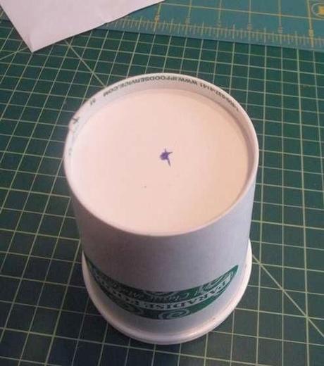 ALTAVOZ HECHO CON UN VASO DE PAPEL Y CARTON