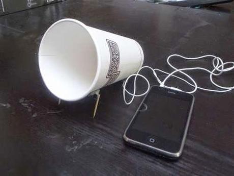 ALTAVOZ HECHO CON UN VASO DE PAPEL Y CARTON