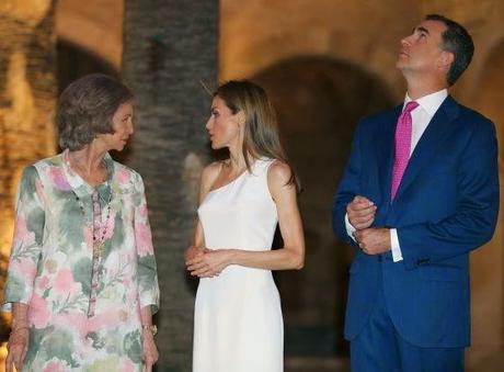 Dña. Letizia repite Varela blanco de un solo hombro en la recepción en Palma