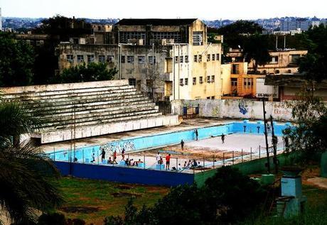 La revolución cubana ha sido tan fuerte que convirtió una piscina olímpica en campo de fútbol.