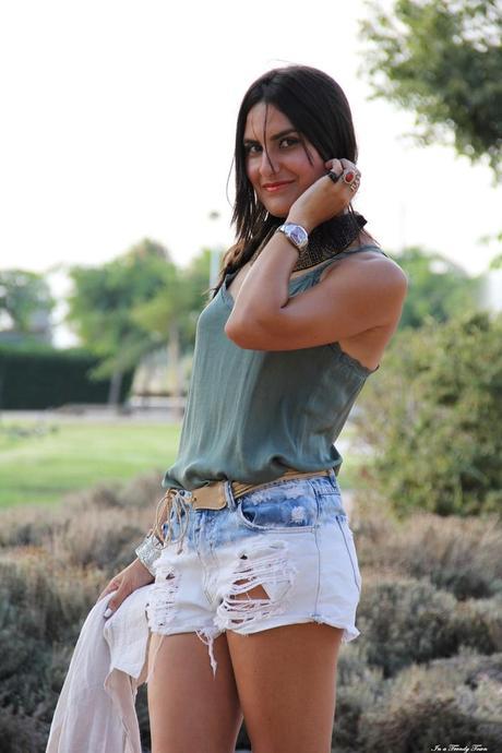 OUTFIT RIPPED SHORTS