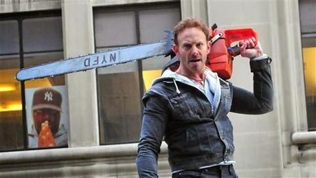 sharknado 2, fin shepard, ian ziering, motosierra, tiburones, asylum, el zorro con gafas