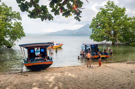 Preparándonos para el buceo, Bunaken, Sulawesi