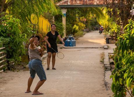 Señoras molonas jugando al badminton en las calles de Bunaken, Sulawesi