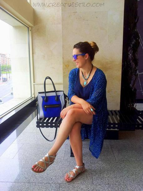 Kimono azul y shorts vaqueros Kimono azul y shorts vaqueros