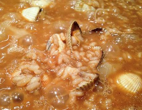 arroz de berberechos y peus de porc