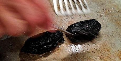 croquetas negras de calamar en la plancha