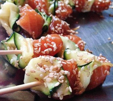 Brochetas de salmon y calabacin