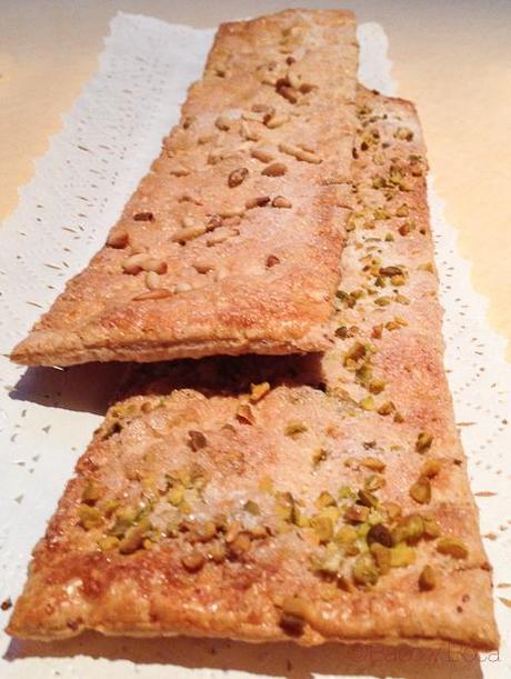 Cocas de llardons con piñones y pistachos